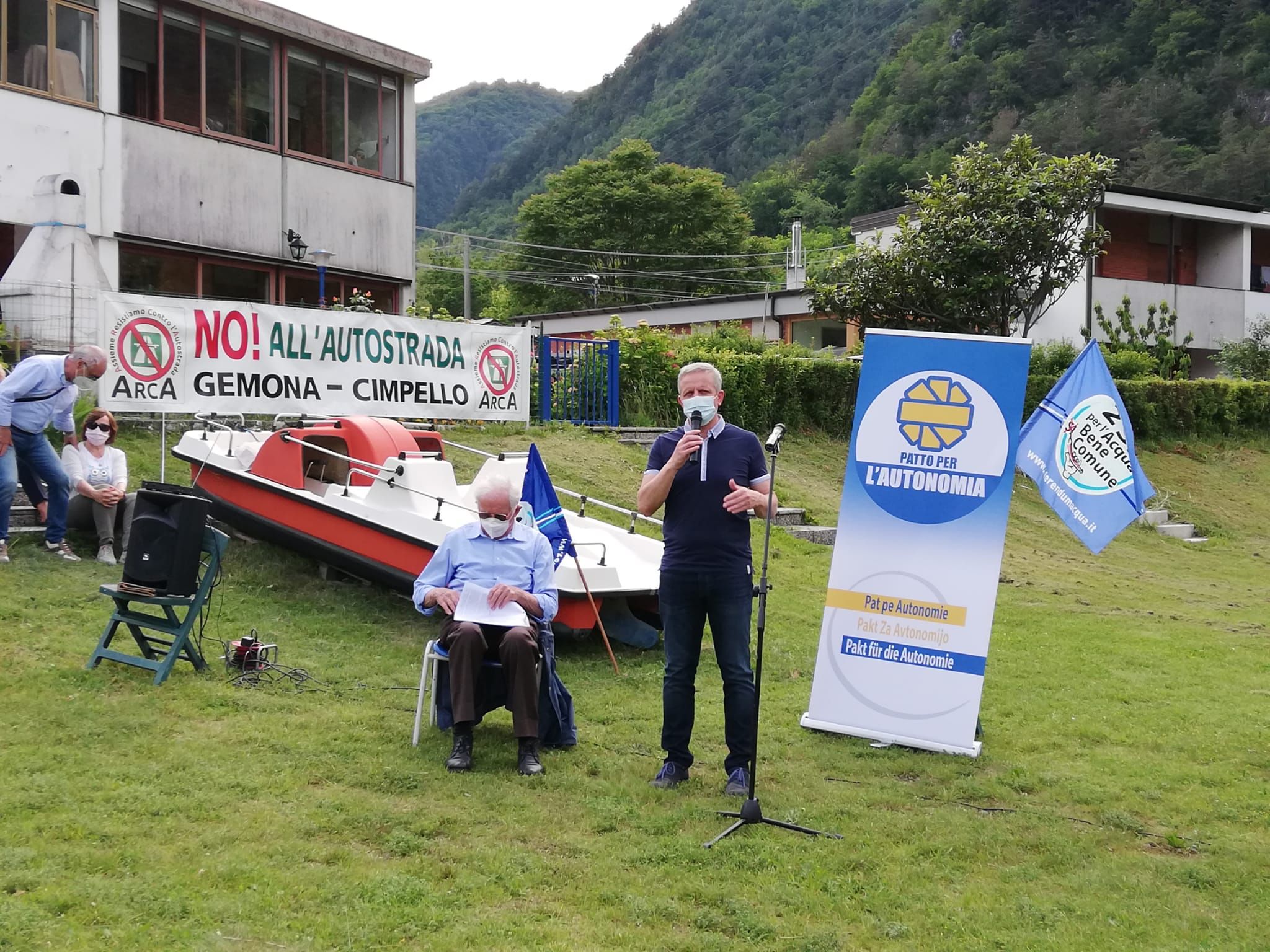 Da sinistra: Franceschino Barazzutti del Comitato per la tutela delle acque del bacino montano del Tagliamento e il consigliere regionale del Patto per l'Autonomia Giampaolo Bidoli