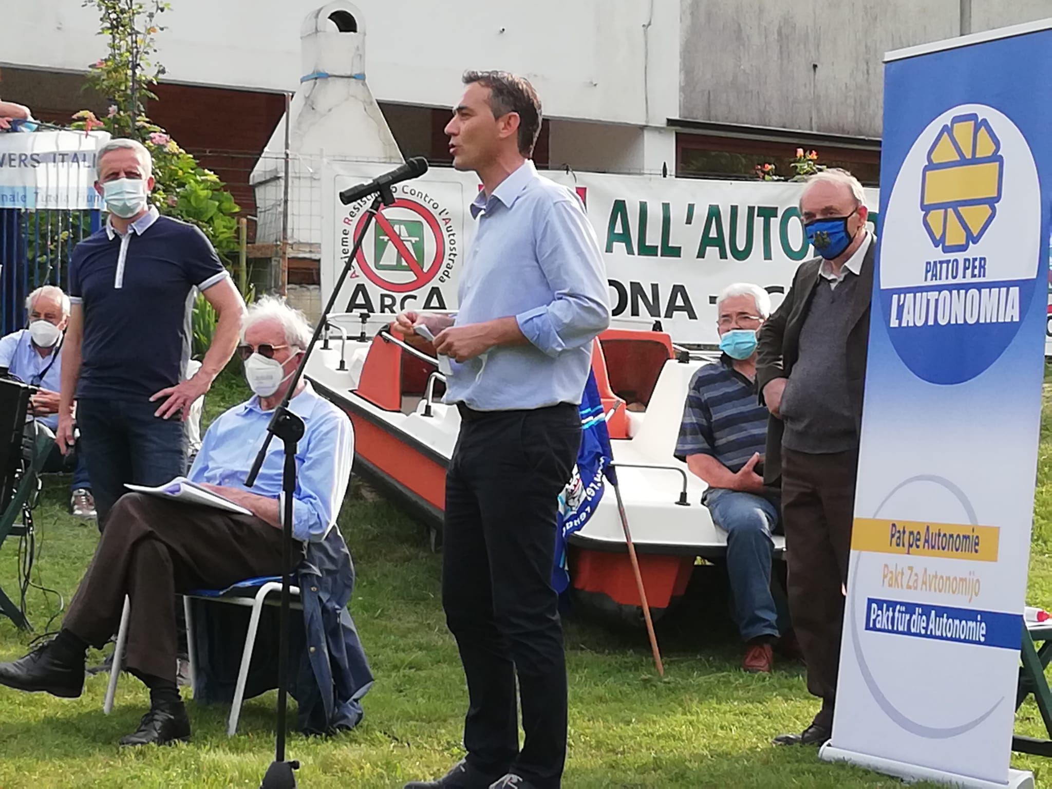 Da sinistra: il consigliere regionale del Patto per l'Autonomia Giampaolo Bidoli, Franceschino Barazzutti del Comitato per la tutela delle acque del bacino montano del Tagliamento e il capogruppo del Patto per l'Autonomia Massimo Moretuzzo