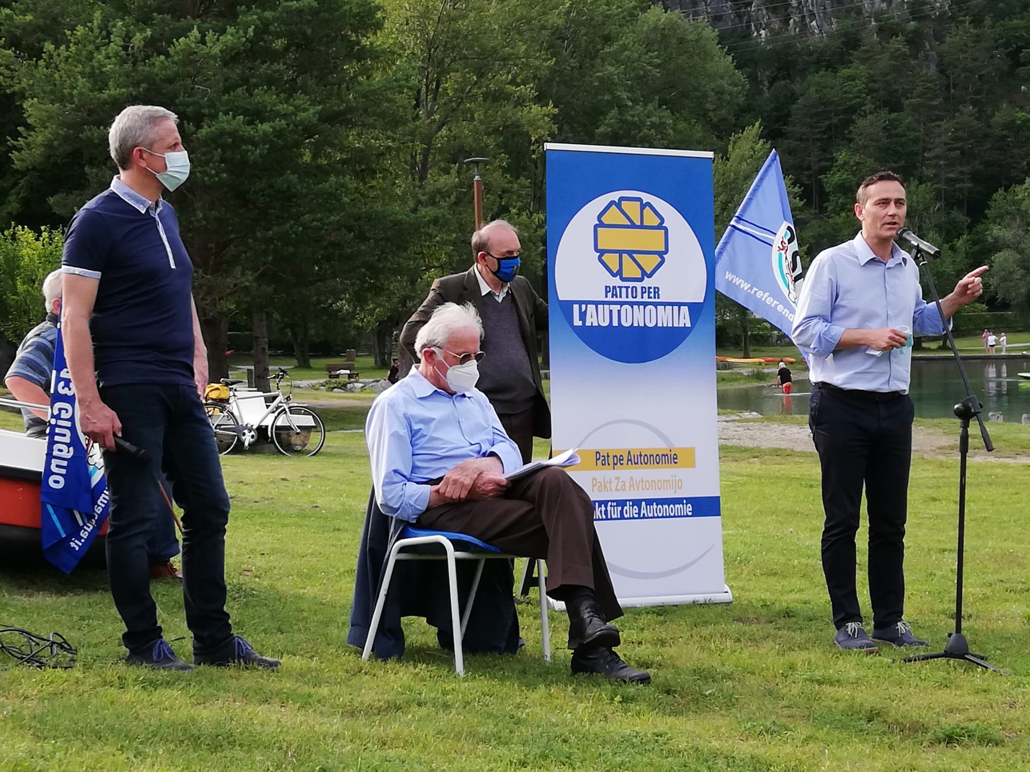 Da sinistra: il consigliere regionale del Patto per l'Autonomia Giampaolo Bidoli, Franceschino Barazzutti del Comitato per la tutela delle acque del bacino montano del Tagliamento e il capogruppo del Patto per l'Autonomia Massimo Moretuzzo